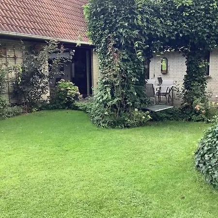 Grosszuegiges Ferienhaus Im Gruenen Wilhelmshaven